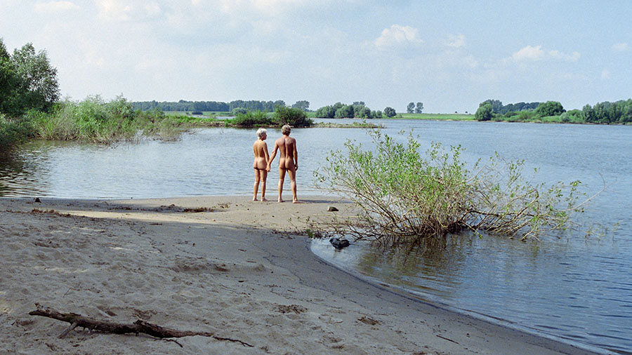 Nudismus - Paar, nackt am Elbestrand